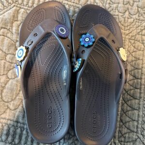CROCS Comfort Navy Sandals Flip Flops with assorted Jibbitz charms. W8/M6